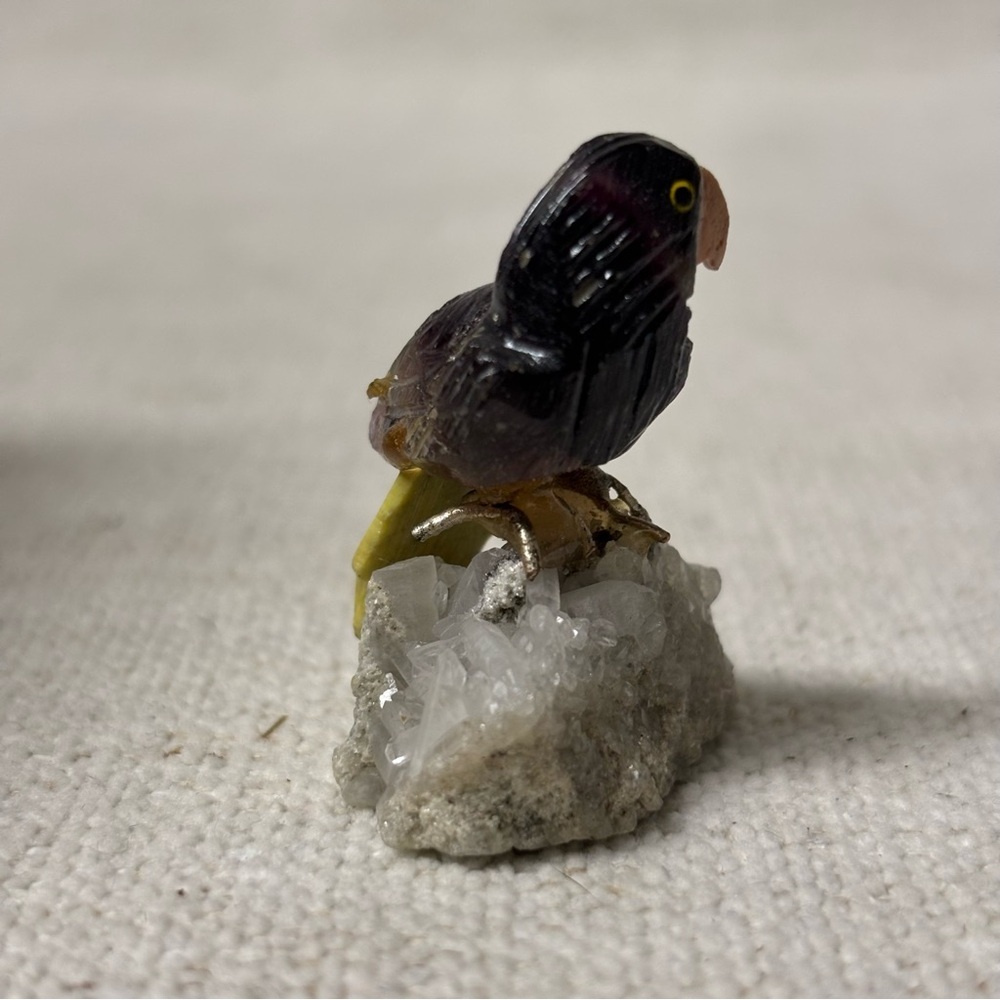 Small Stone Parrot Sculpture Carved And Mounted On NaturalQuartz CrystalCluster - Picture 6 of 7